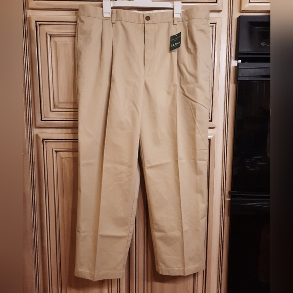 LL Bean Khakis - NWT - Size 40x30‎ - Wrinkle Resistant - Picture 1 of 4